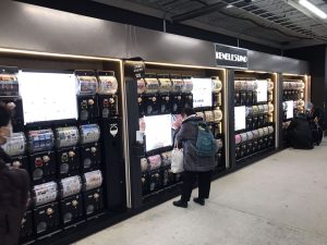 新橋駅でカプセル問いを買い求める大人